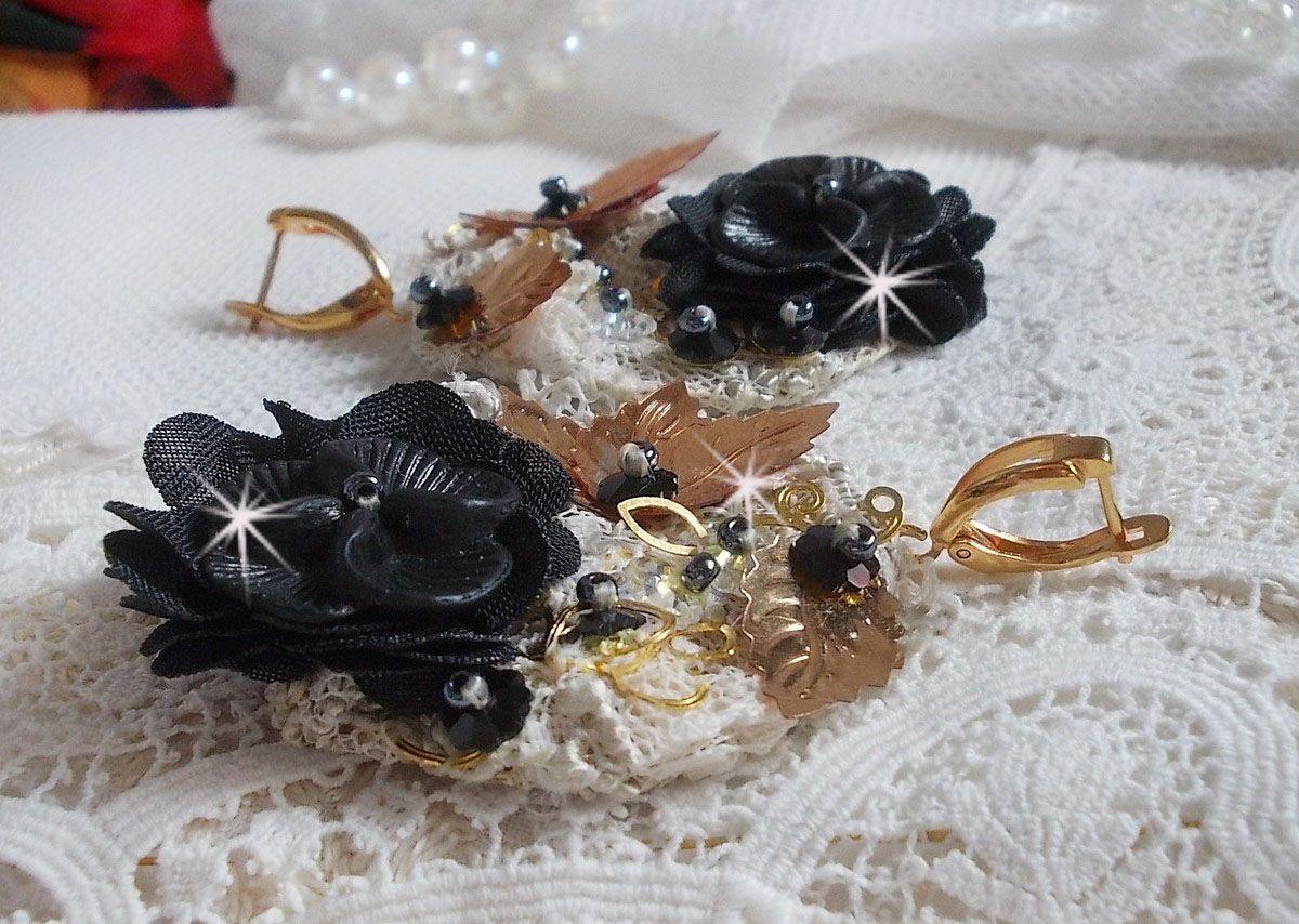 Apanhadores pretos e dourados Bordados ondulados com cristais Swarovski, flores de tecido e missangas de sementes.
