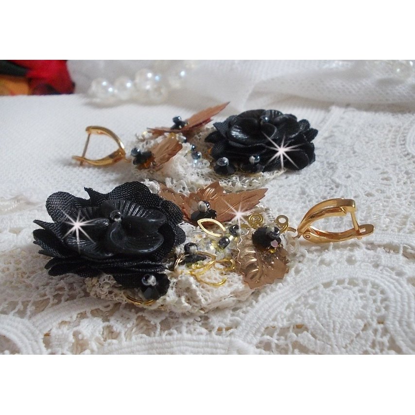 Apanhadores pretos e dourados Bordados ondulados com cristais Swarovski, flores de tecido e missangas de sementes.