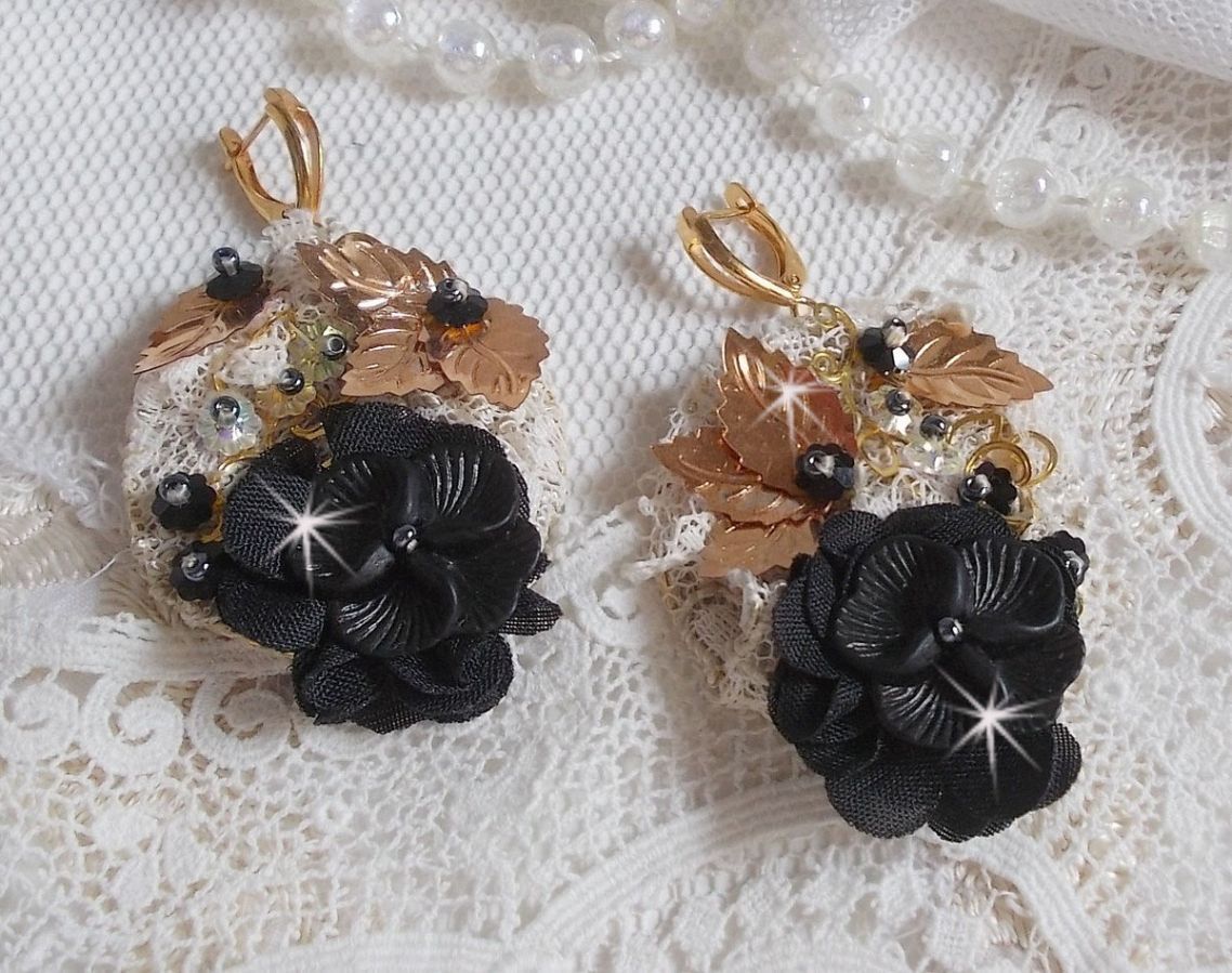 Apanhadores pretos e dourados Bordados ondulados com cristais Swarovski, flores de tecido e missangas de sementes.