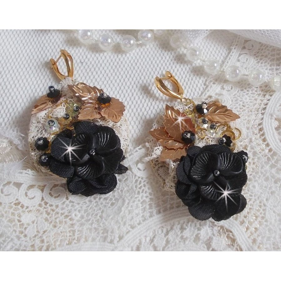 Apanhadores pretos e dourados Bordados ondulados com cristais Swarovski, flores de tecido e missangas de sementes.