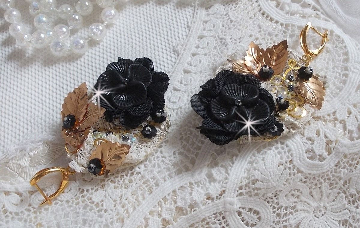 Apanhadores pretos e dourados Bordados ondulados com cristais Swarovski, flores de tecido e missangas de sementes.