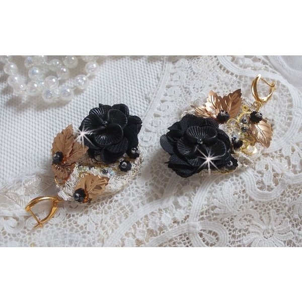 Apanhadores pretos e dourados Bordados ondulados com cristais Swarovski, flores de tecido e missangas de sementes.