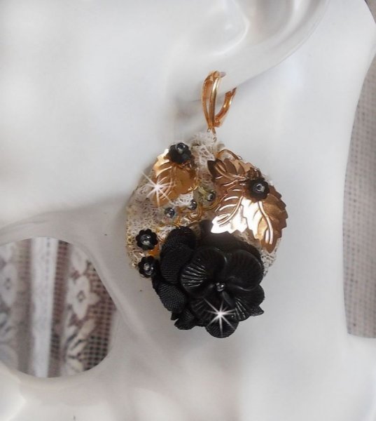 Apanhadores pretos e dourados Bordados ondulados com cristais Swarovski, flores de tecido e missangas de sementes.