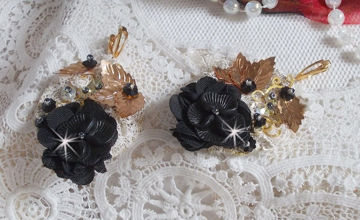 Apanhadores pretos e dourados Bordados ondulados com cristais Swarovski, flores de tecido e missangas de sementes.