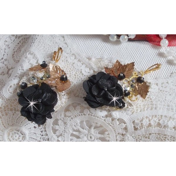 Apanhadores pretos e dourados Bordados ondulados com cristais Swarovski, flores de tecido e missangas de sementes.