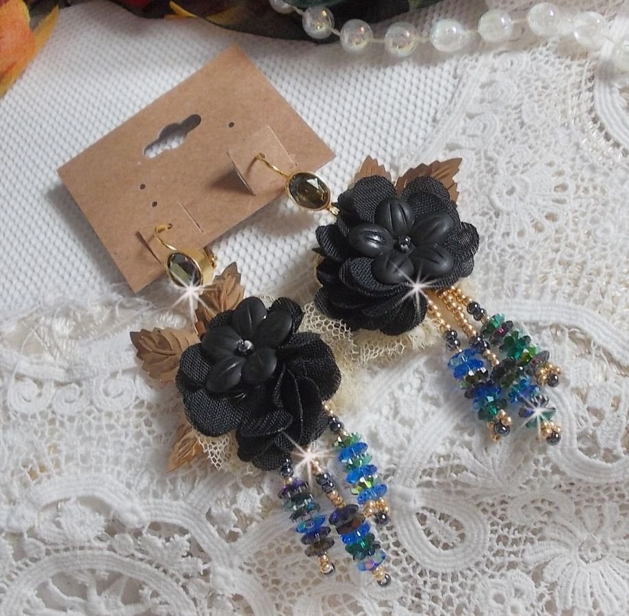 BO Borlas Preto e Ouro Dreamcatcher bordadas com renda fina e cristais Swarovski