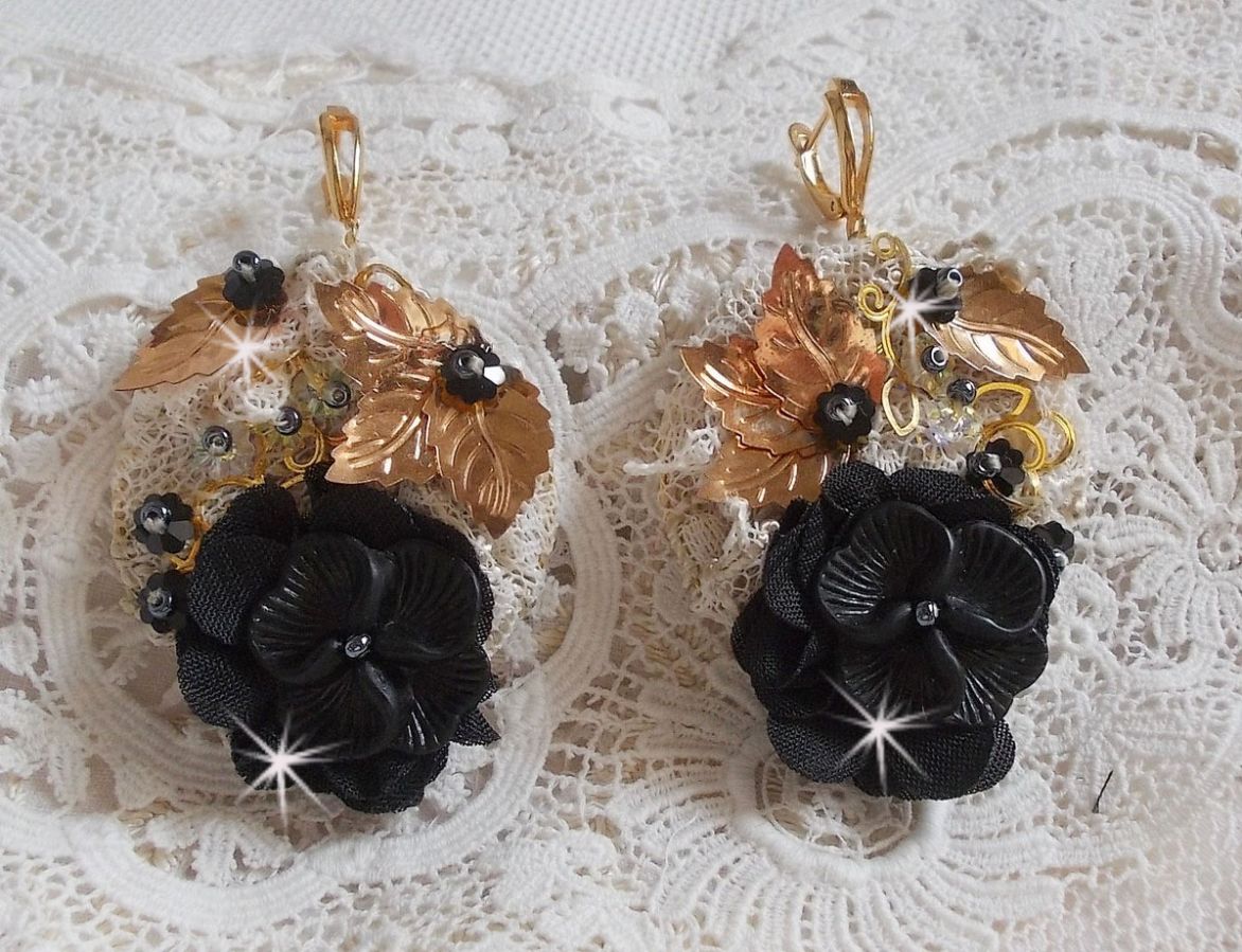 Apanhadores pretos e dourados Bordados ondulados com cristais Swarovski, flores de tecido e missangas de sementes.
