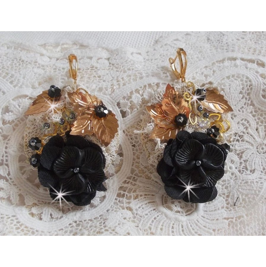 Apanhadores pretos e dourados Bordados ondulados com cristais Swarovski, flores de tecido e missangas de sementes.