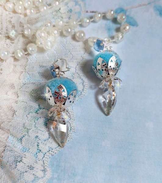 BO Azur&eacute;e Blue avec des pompons Bleu Ciel, cabochons et gouttes torsad&eacute;es en Cristal, coupelles et crochets en Argent 925/1000