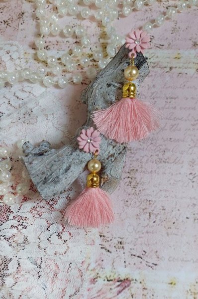 BO Baby Pink mont&eacute;es avec pompons, coquilles, perles rondes nacr&eacute;es cristal Swarovski et puces marguerites