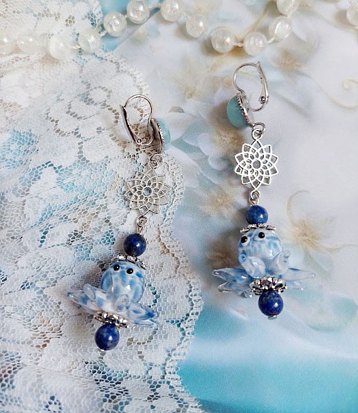 Belle compositon avec verre et pierre de gemme posées sur une dentelle