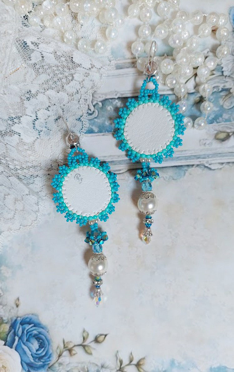 BO Beleza Alicia Blue bordada com cristais Swarovski, contas de pérolas redondas e contas de sementes Miyuki