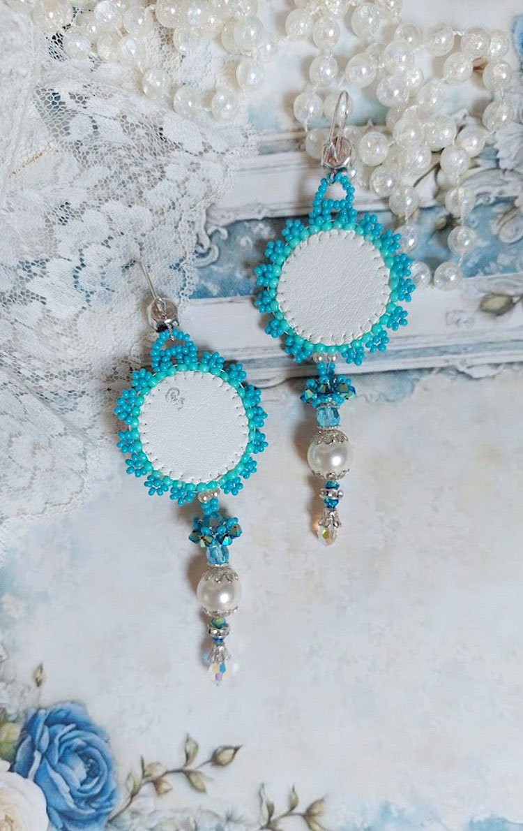 BO Beleza Alicia Blue bordada com cristais Swarovski, contas de pérolas redondas e contas de sementes Miyuki