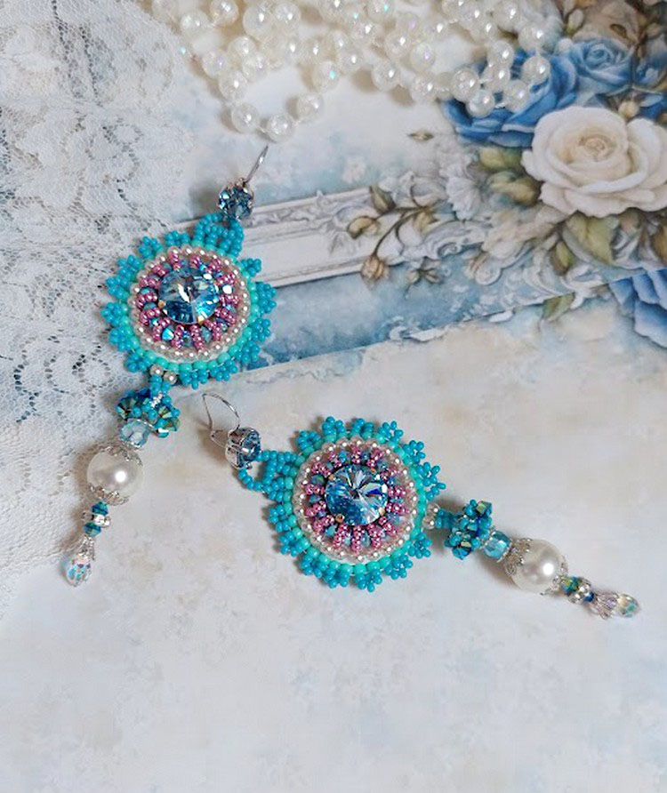BO Beleza Alicia Blue bordada com cristais Swarovski, contas de pérolas redondas e contas de sementes Miyuki