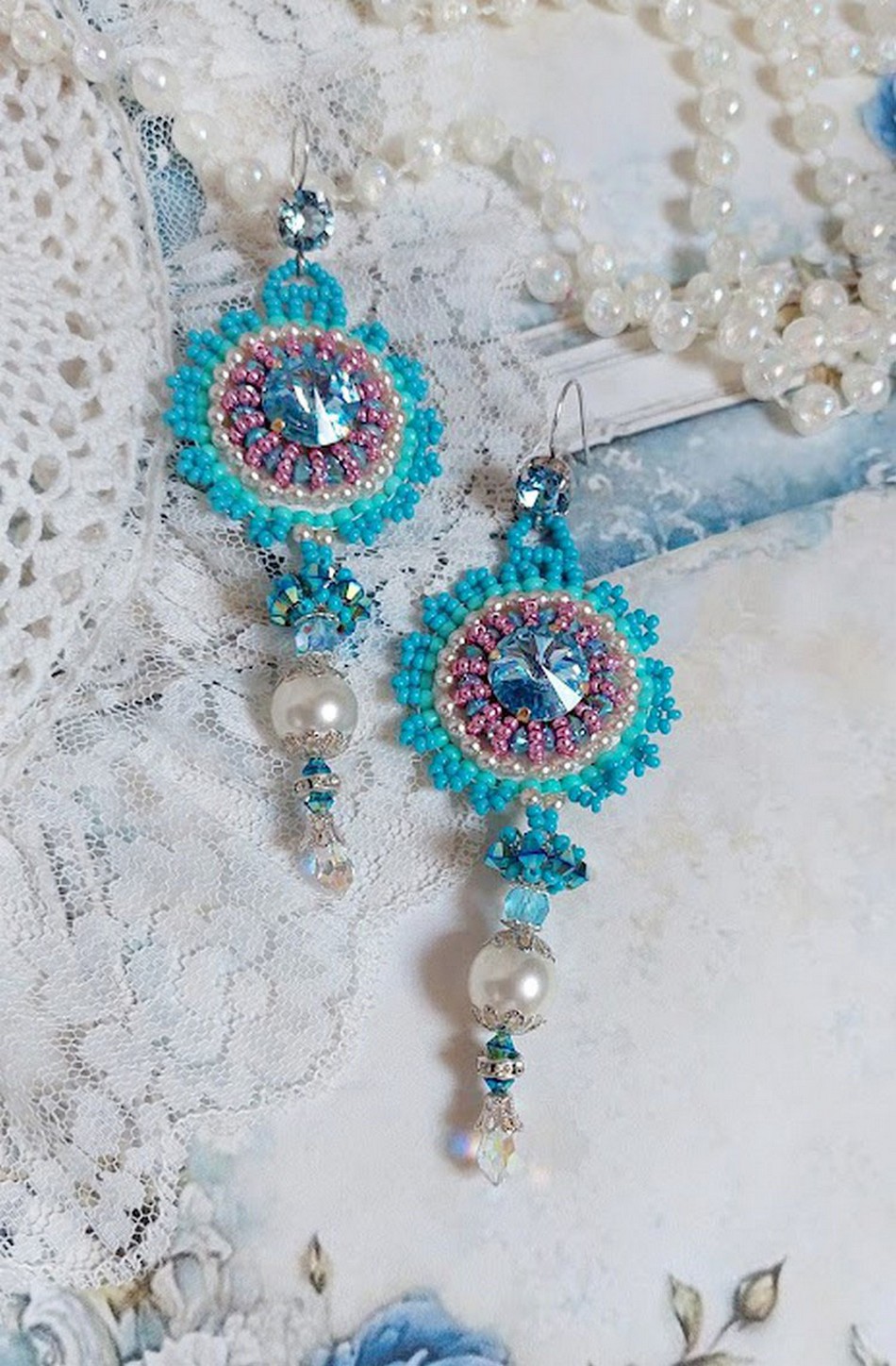 BO Beleza Alicia Blue bordada com cristais Swarovski, contas de pérolas redondas e contas de sementes Miyuki