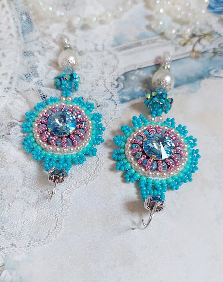 BO Beleza Alicia Blue bordada com cristais Swarovski, contas de pérolas redondas e contas de sementes Miyuki