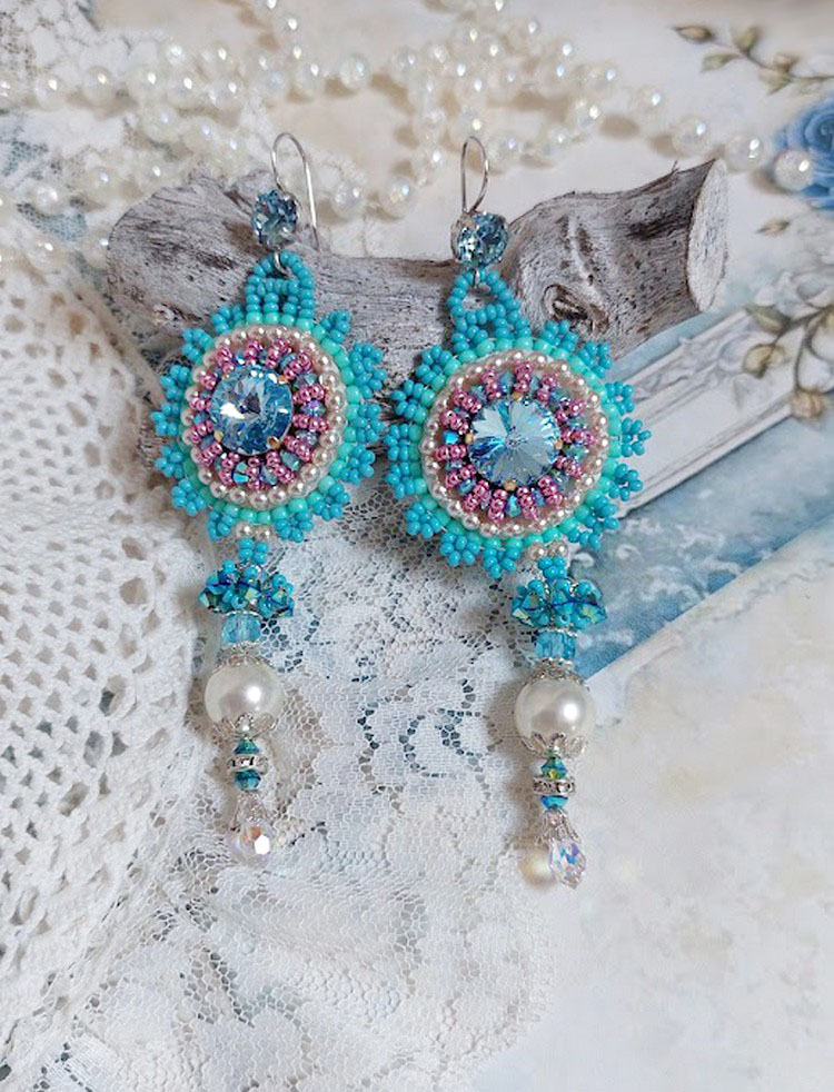 BO Beleza Alicia Blue bordada com cristais Swarovski, contas de pérolas redondas e contas de sementes Miyuki