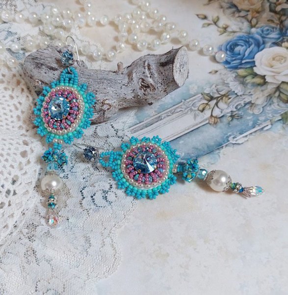 BO Beleza Alicia Blue bordada com cristais Swarovski, contas de pérolas redondas e contas de sementes Miyuki