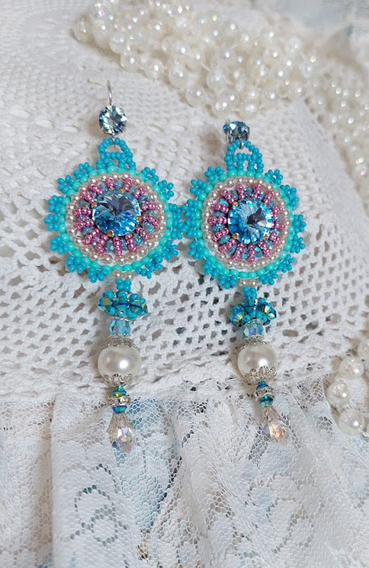 BO Beleza Alicia Blue bordada com cristais Swarovski, contas de pérolas redondas e contas de sementes Miyuki