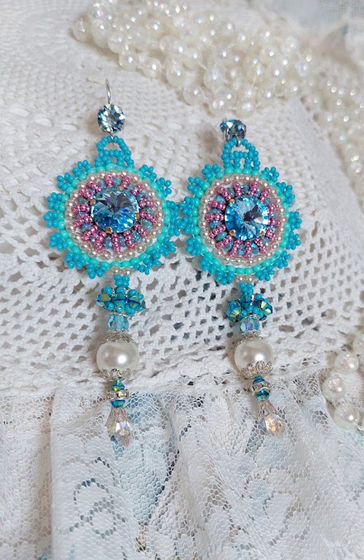 BO Beleza Alicia Blue bordada com cristais Swarovski, contas de pérolas redondas e contas de sementes Miyuki