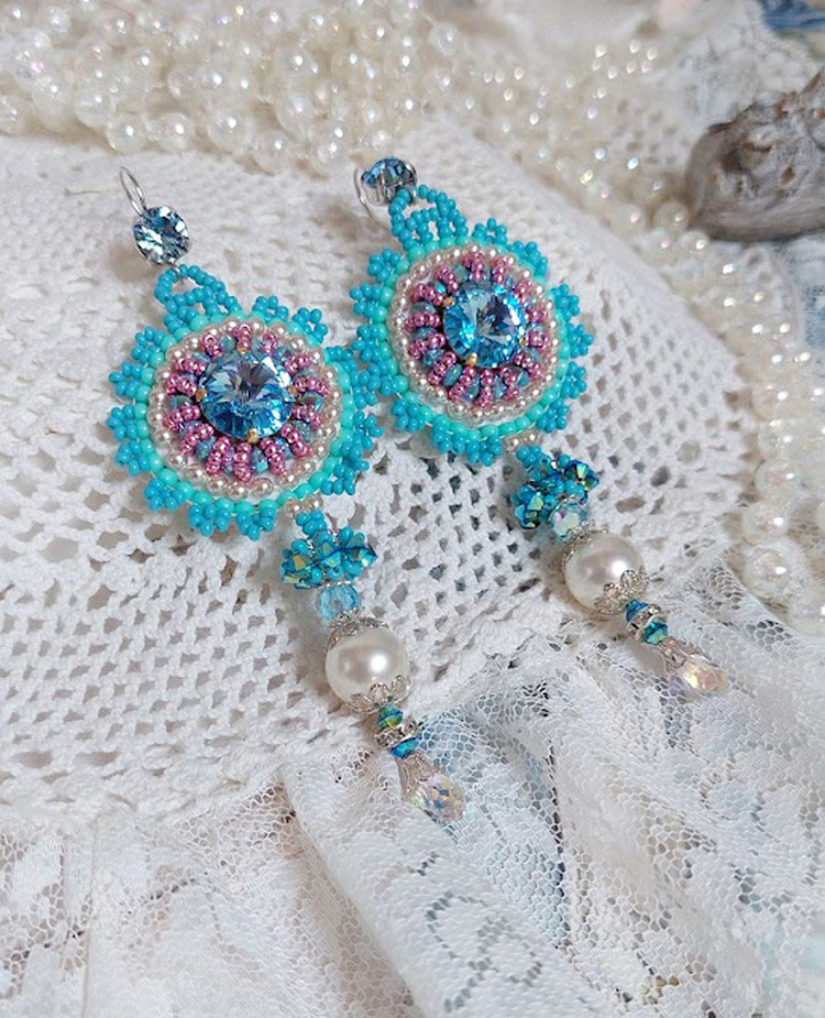 BO Beleza Alicia Blue bordada com cristais Swarovski, contas de pérolas redondas e contas de sementes Miyuki