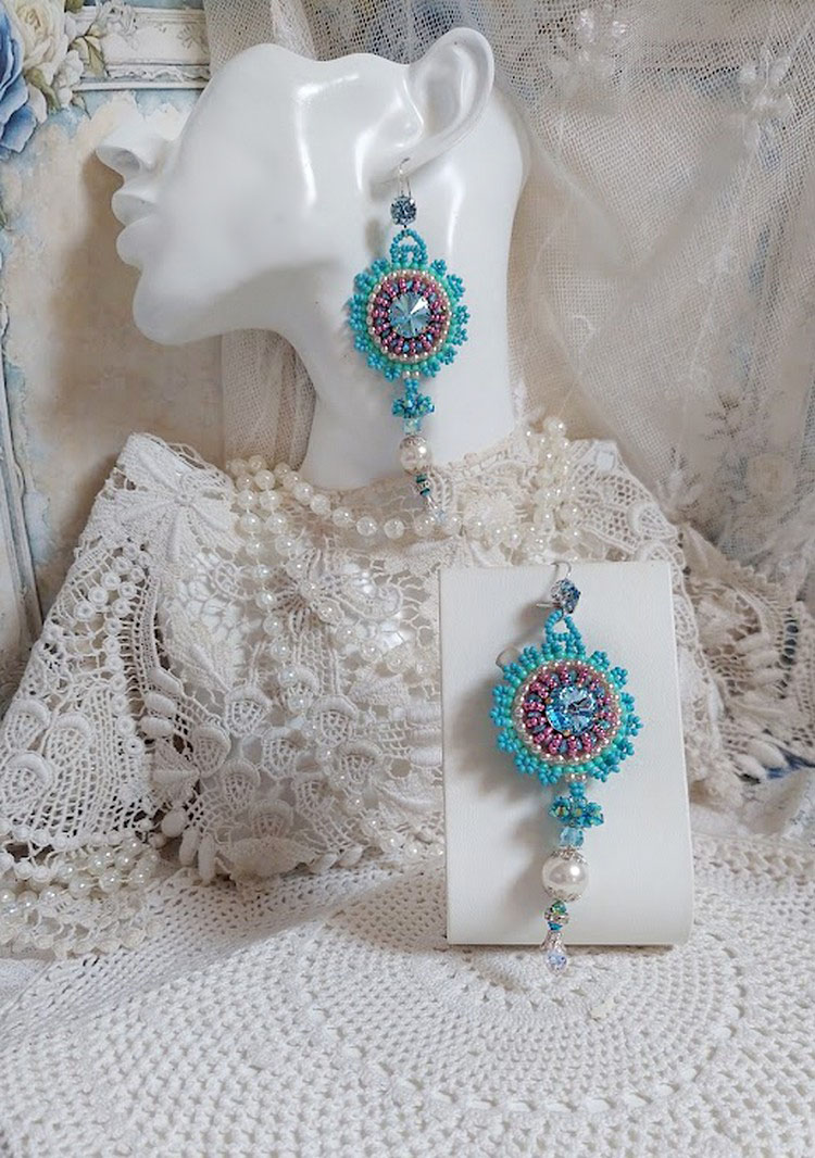 BO Beleza Alicia Blue bordada com cristais Swarovski, contas de pérolas redondas e contas de sementes Miyuki