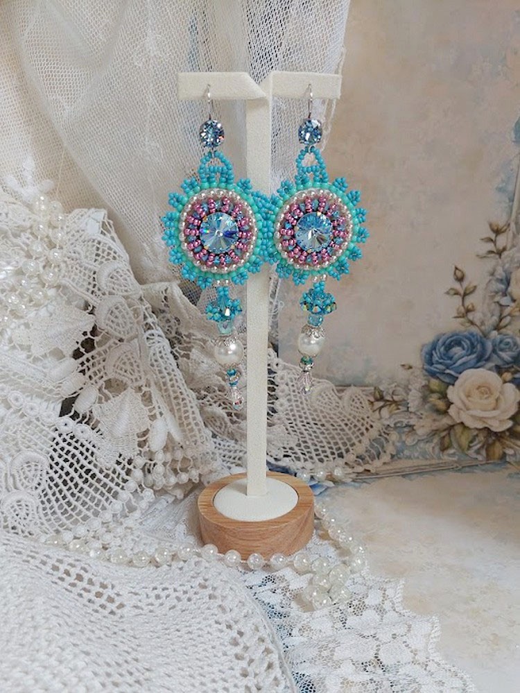 BO Beleza Alicia Blue bordada com cristais Swarovski, contas de pérolas redondas e contas de sementes Miyuki