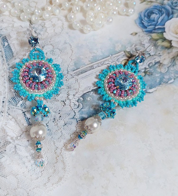 BO Beleza Alicia Blue bordada com cristais Swarovski, contas de pérolas redondas e contas de sementes Miyuki