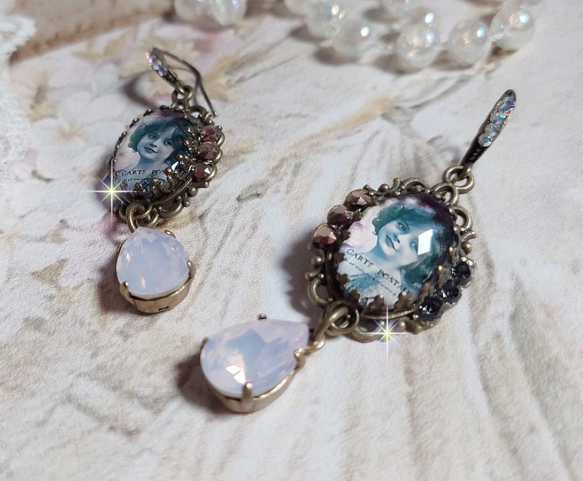 BO Beauty Vintage cr&eacute;&eacute;es avec des cabochons repr&eacute;sentant une jeune fille avec des cristaux de Swarovski et des accessoires de couleur Bronze