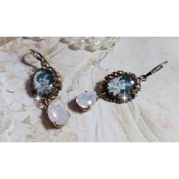 BO Beauty Vintage cr&eacute;&eacute;es avec des cabochons repr&eacute;sentant une jeune fille avec des cristaux de Swarovski et des accessoires de couleur Bronze