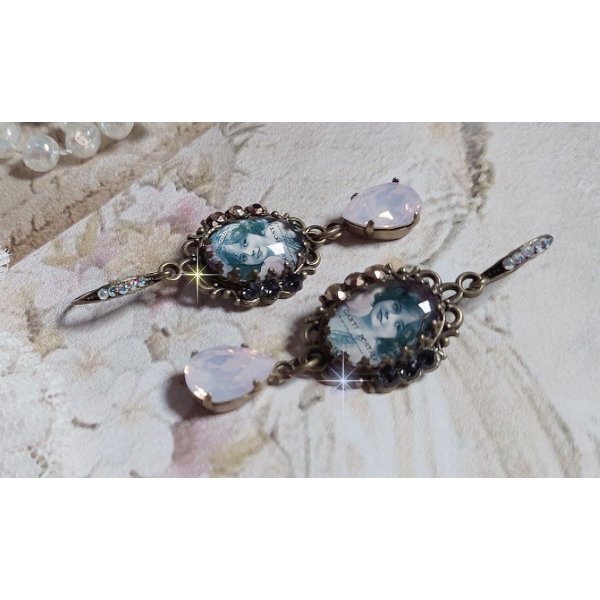 BO Beauty Vintage cr&eacute;&eacute;es avec des cabochons repr&eacute;sentant une jeune fille avec des cristaux de Swarovski et des accessoires de couleur Bronze