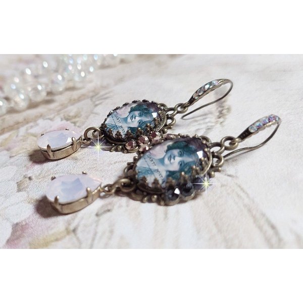 BO Beauty Vintage cr&eacute;&eacute;es avec des cabochons repr&eacute;sentant une jeune fille avec des cristaux de Swarovski et des accessoires de couleur Bronze