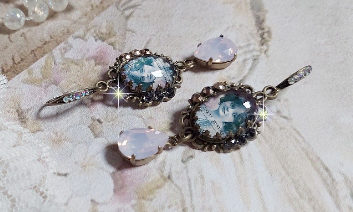 BO Beauty Vintage cr&eacute;&eacute;es avec des cabochons repr&eacute;sentant une jeune fille avec des cristaux de Swarovski et des accessoires de couleur Bronze