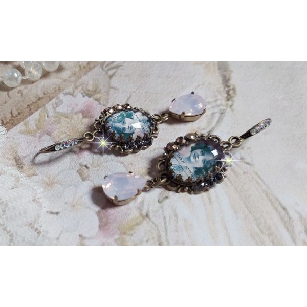 BO Beauty Vintage cr&eacute;&eacute;es avec des cabochons repr&eacute;sentant une jeune fille avec des cristaux de Swarovski et des accessoires de couleur Bronze