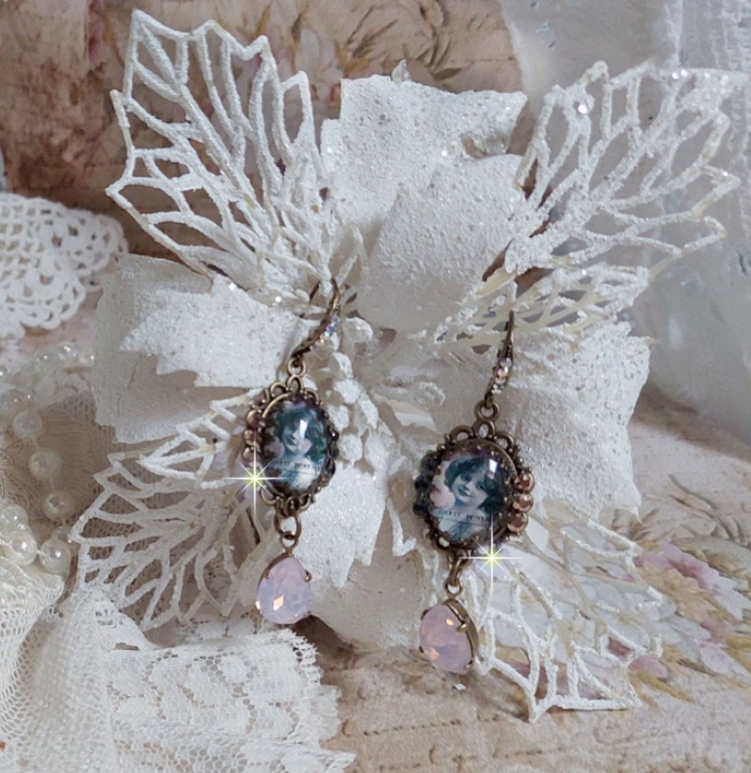 BO Beauty Vintage cr&eacute;&eacute;es avec des cabochons repr&eacute;sentant une jeune fille avec des cristaux de Swarovski et des accessoires de couleur Bronze