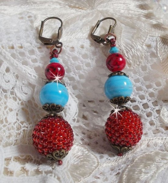 BO Bel'Art com contas de vidro e rocailles bordados em contas de madeira