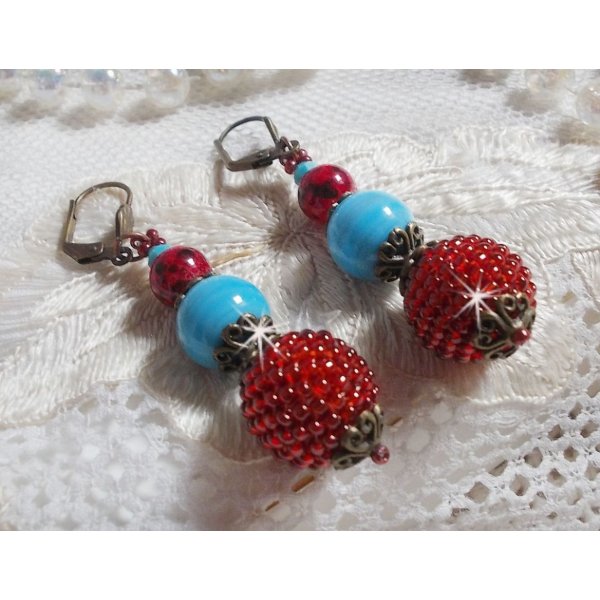 BO Bel'Art com contas de vidro e rocailles bordados em contas de madeira