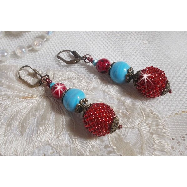 BO Bel'Art com contas de vidro e rocailles bordados em contas de madeira