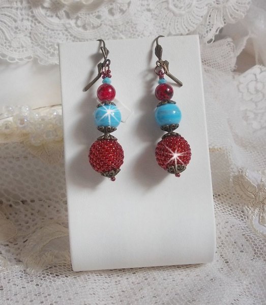 BO Bel'Art com contas de vidro e rocailles bordados em contas de madeira