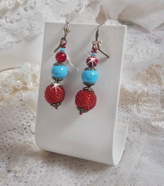 BO Bel'Art com contas de vidro e rocailles bordados em contas de madeira