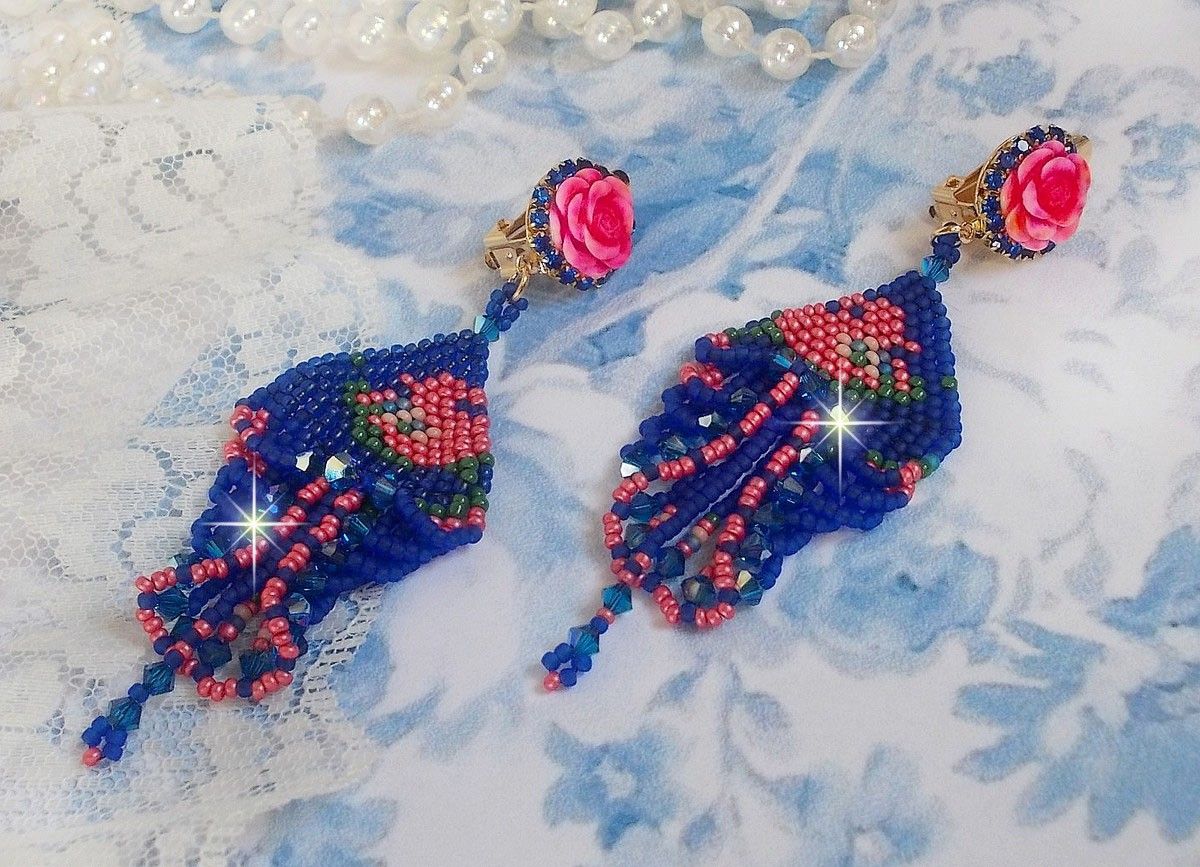BO Bel'Nuit Bleue criado com contas de sementes de alta qualidade, cristais Swarovski, cabochons de resina e uma cadeia de rhinestone