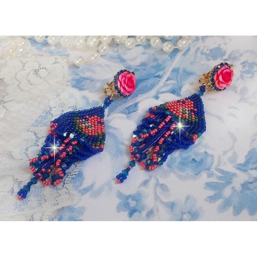 BO Bel'Nuit Bleue criado com contas de sementes de alta qualidade, cristais Swarovski, cabochons de resina e uma cadeia de rhinestone