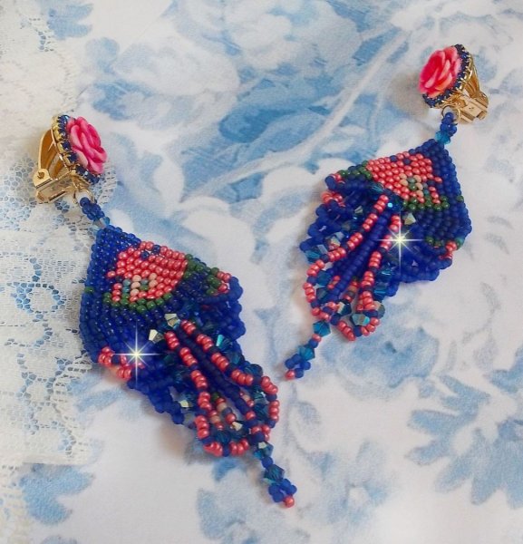 BO Bel'Nuit Bleue criado com contas de sementes de alta qualidade, cristais Swarovski, cabochons de resina e uma cadeia de rhinestone