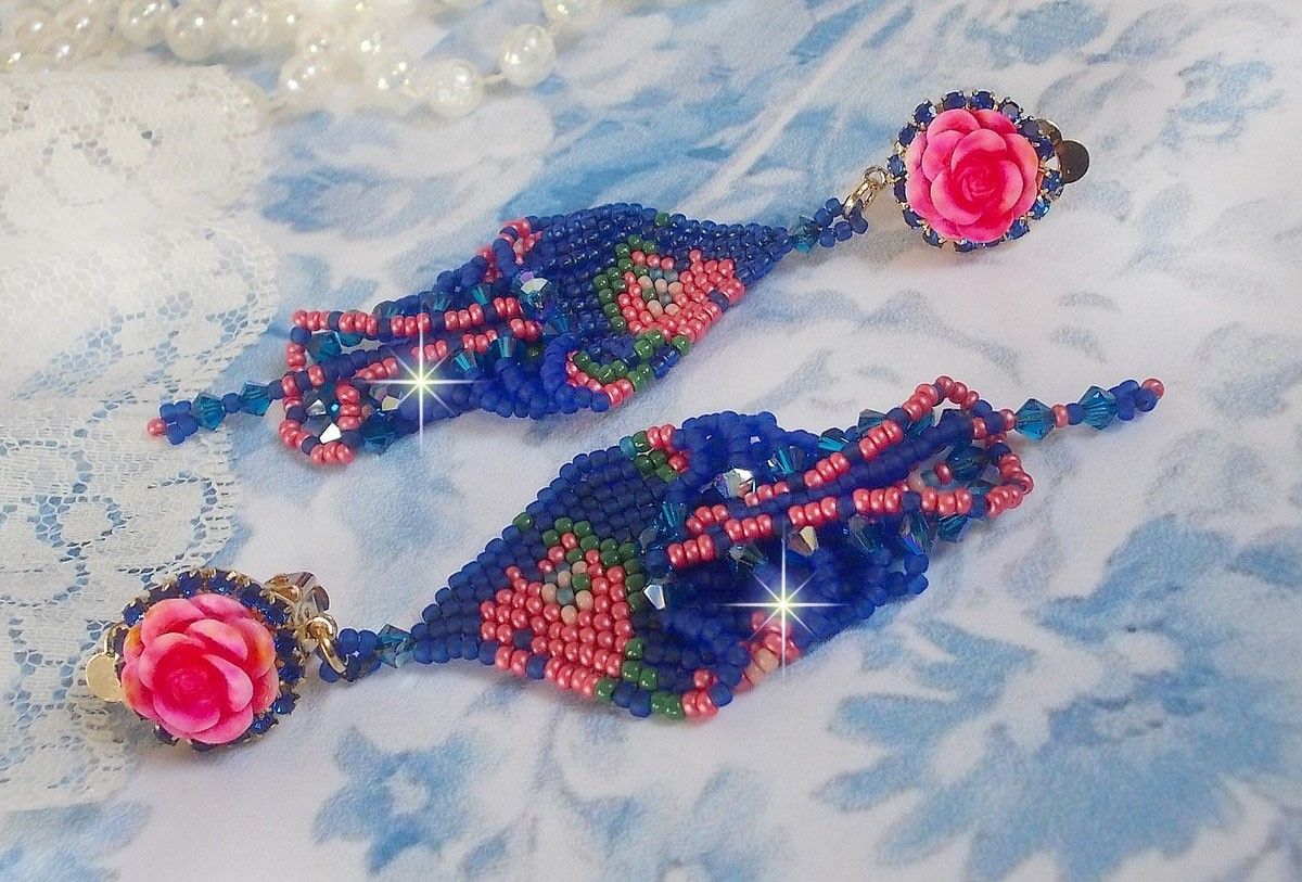 BO Bel'Nuit Bleue criado com contas de sementes de alta qualidade, cristais Swarovski, cabochons de resina e uma cadeia de rhinestone