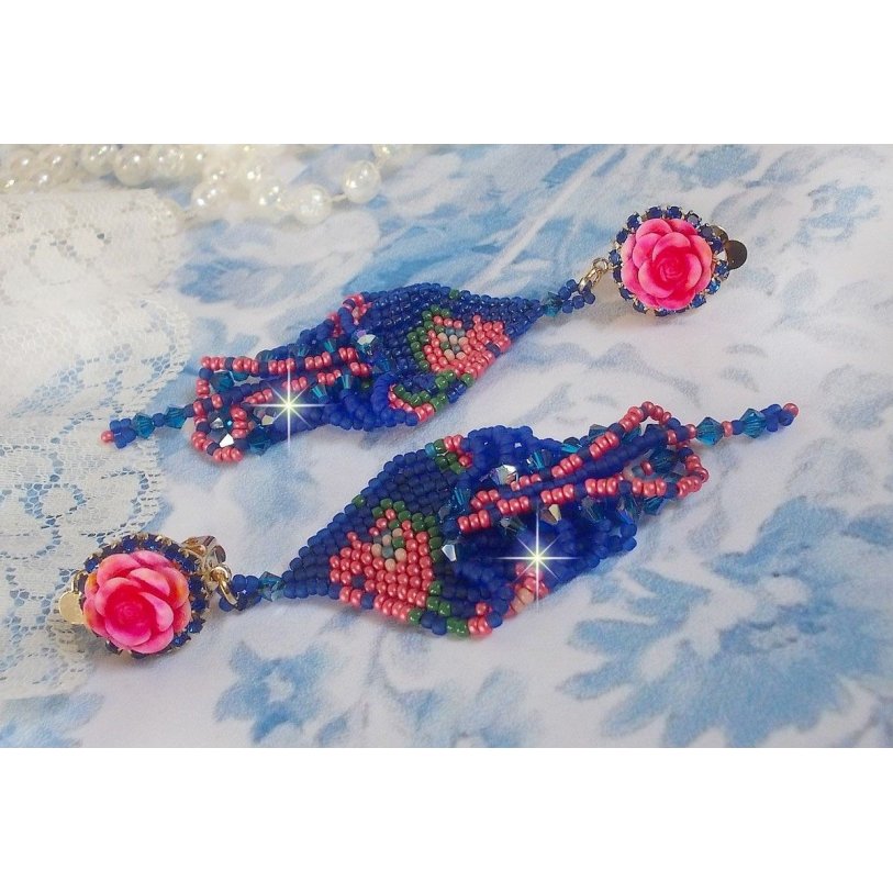 BO Bel'Nuit Bleue criado com contas de sementes de alta qualidade, cristais Swarovski, cabochons de resina e uma cadeia de rhinestone