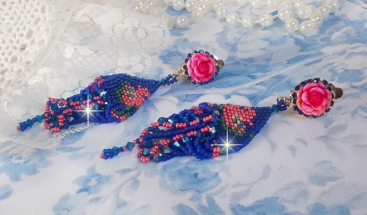 BO Bel'Nuit Bleue criado com contas de sementes de alta qualidade, cristais Swarovski, cabochons de resina e uma cadeia de rhinestone
