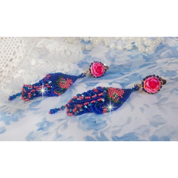BO Bel'Nuit Bleue criado com contas de sementes de alta qualidade, cristais Swarovski, cabochons de resina e uma cadeia de rhinestone
