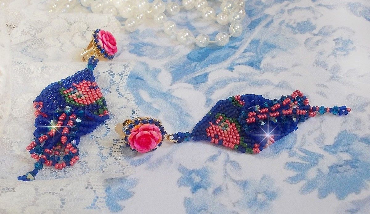 BO Bel'Nuit Bleue criado com contas de sementes de alta qualidade, cristais Swarovski, cabochons de resina e uma cadeia de rhinestone