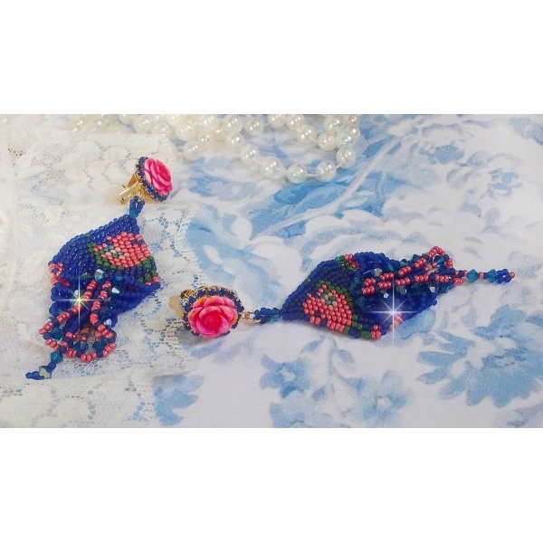 BO Bel'Nuit Bleue criado com contas de sementes de alta qualidade, cristais Swarovski, cabochons de resina e uma cadeia de rhinestone