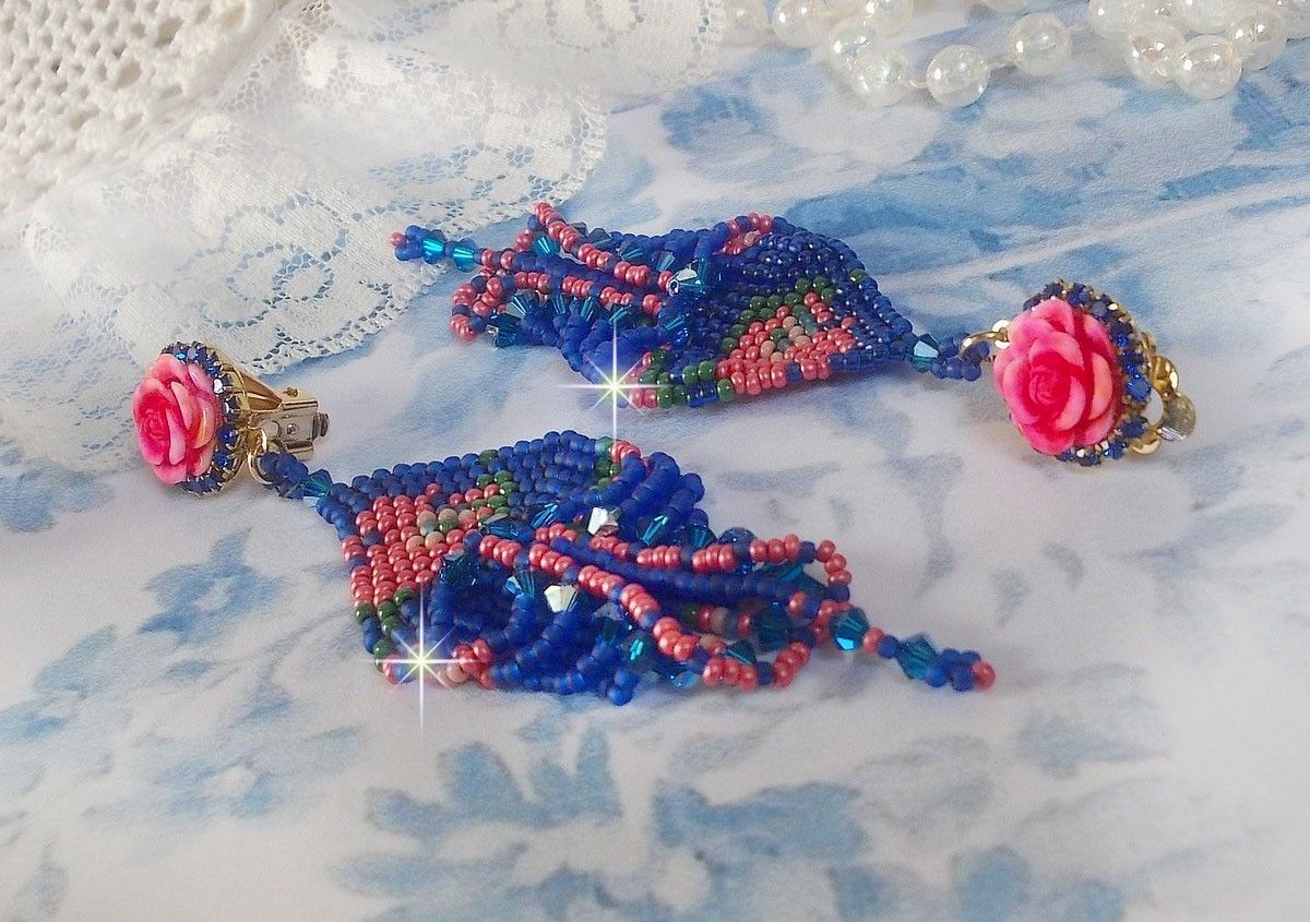 BO Bel'Nuit Bleue criado com contas de sementes de alta qualidade, cristais Swarovski, cabochons de resina e uma cadeia de rhinestone